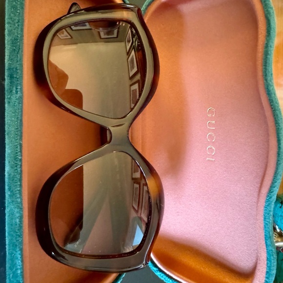 RARE GUCCI Vintage Tortoise
Brown Gradient Cat Eye Ladies Sunglasses - Picture 12 of 16